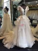 2020 Korta ärmar A-Line Bröllopsklänningar Tiered kjol Organza Sheer Neck Pluning V Lace Applique Custom Made Wedding Gown Vestido de Novia