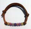 Bracciale con perline UV in pelle di mucca che si illumina nel braccialetto con scolorimento delle perline scure