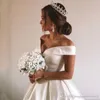 Branco sexy elegante boêmio vestidos fora do ombro mangas curtas cetim a linha vestido de casamento vestidos de noiva vestidos de soiree personalizado