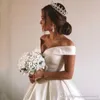 Abiti bohémien eleganti bianchi sexy con spalle scoperte maniche corte in raso A Line abito da sposa abiti da sposa abiti da sera personalizzati