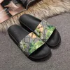 Erkekler Kadın Sandalet Tasarımcı Ayakkabı Lüks Slayt Yaz Moda Geniş Düz Kaygan Sandalet Terlik Çevirme Flop Boyutu 35-46 Çiçek Kutusu