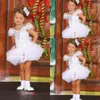 Pas cher Blanc Ivoire Court Fleur Filles Robes Pour Les Mariages Hors Épaule Cristal Perles Organza Volants À Niveaux Enfants Anniversaire Fille Pageant Robes