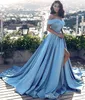 Nowy Baby Blue A Line Długi Prom Dresses Off Should Satin Sexy High Side Split Długość Piętro Długość Tanie Formalne Suknie Wieczorowe Party Nosić Custom