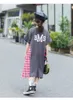 Mode Big Kids Plaid Splicing Dresses Children Brev Tryckt Kort ärmklänning Korean Old Girls Lattice Patchwork Dress 315T 6283038