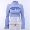 女性のTシャツブルーホールクロップドシャツフレアスリーブハイライックカットアウトセクシーなファッション秋の弾性スリム女性ニットティーシャツ1