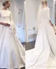 Novos vestidos de noiva modestos de cetim decote batente manga comprida botões cobertos nas costas jardim vestido de noiva branco vestido de noiva