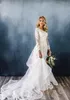 2019 Nya Simple Aline Modest Wedding Dresses med långa ärmar Scoop Neck Champagne Lace Appliques Flowers Modest LDS Bridal Gown3176832