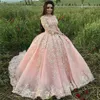 Unik prinsessa rosa bollklänning quinceanera klänningar båt hals långärmad 3d blommig applique söt femton viktoriansk formell arabisk prom 2018