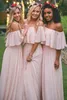 Country Blush Pink Off Axes Bridesmaid Klänningar Billiga Lång Chiffon Empire Beach Open Back Evening Wedding Party Dress