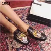 Designer-nd Fur Slippers Women Genuine Leather Flat Mules Shoes Metal Chain Casual Shoes Loafers Outdoor Slippers W1