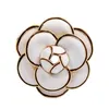 Designer Camellia Broscher Högkvalitativa Emaljblomma Broscher Multi-Layer Petals Pins Fahsion Smycken Gåvor för Män Kvinnor Vit Svart