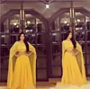 Robe de bal jaune Dubai deux pièces Scoop perlé avec de longues enveloppes en mousseline de soie grande taille arabe robes de soirée de bal caftan marocain