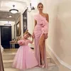 Sexy Nouveau Pas Cher Rose Une Épaule Mère Et Fille Robes De Bal Côté Split Tulle Sirène Volants Fleurs Formelle Robes De Soirée Robe De Soirée