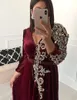 Burgundia 3/4 Długie rękawy Formalne suknie Marokańskie Kabel Muzułmańskie Suknie Wieczorowe V-Neck Sexy Front Slit Beaded Haft Vintage Party Dress