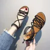 Оптово-женская мода летняя тапочка дизайнер дышащих пляжных половинов сандалии Sandals повседневная кроссвязанные женские сандалии