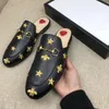 Zomer mannen Strand slippers klassieke Designer Lazy Flat Baotou Flip flops 100% leer dame Slides Suède brief vrouwen schoenen koeienhuid Metalen heren Sandalen Grote maat 35-42-46