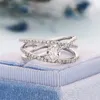 Delicato anello da donna con zirconi ovali, pietre pavimentate, croce, regalo di compleanno per anniversario di alta qualità per la moglie, fidanzata