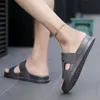 Nyaste europeiska varumärke sommar tofflor designer sandaler män andningsbara strand flip flops casual slip-på lägenheter sandaler män skor hög kvalitet