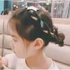 Радужная красочная девушка с плетеными волосами на удлинительной зажим
