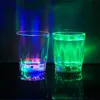 Tazza LED colorata lampeggiante Colpo LED luminoso in plastica tazza al neon Festa di compleanno Night Bar Bevanda per matrimoni Vino Flash Piccola tazza Spedizione gratuita