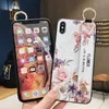 Blommor Telefonväska till iPhone 12 Mini 11 PRO XS Max X XR 8 7 6 6s plus täcke handledsrem Handband Fodral Soft TPU Relief Coque Stand Capa