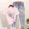 AMOLAPHA Women Sequined Pärled D Flower Cotton T Shirt kalvlängd Jeans Kläder sätter sommaren Mid kalv Jean Suits