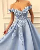 Sky Blue Off The Ramię Koronki Linii Prom Dresses 3D Koronka Aplikacja Kwiatowy Zroszony Sweep Pociąg Formalny Party Suknie Wieczorowe BC2107