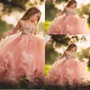 Ny Puffy Flower Girl Dresses For Weddings Blush Rosa Lace Appliques Pärlor med Bow Ruffles Tiered Girls Pageant Dress Kids Communion Grows