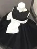 Nouveau bijou tulle noir avec arc blanc robes de demoiselle d'honneur 2019 princesse manches courtes une ligne enfants tout-petits perles robe de première communion