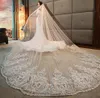 Designer Sequined Wedding Veils Waved Big Appliqued Edge 4m Long Cathedral Längd Lace Bridal Veil med kam för kvinnor Hårtillbehör