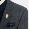 Klassischer Woll-Hochzeits-Smoking 2020, dunkelgrauer Tweed, Fischgrätenmuster, Taschen, Bräutigam-Kleidung, Herrenanzug, Westen, Trauzeugen-Outfit, schmale Passform, Herren auf Lager