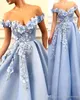 Sky Blue Off The Ramię Koronki Linii Prom Dresses 3D Koronka Aplikacja Kwiatowy Zroszony Sweep Pociąg Formalny Party Suknie Wieczorowe BC2107