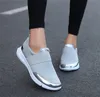 2020 Hot Sale New Stor Store Dam Sneakers Sommar Andningsbara Vild Yards Lätt Fashion Casual Kvinnors Skor Partihandel