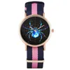 Nova pulseira de náilon com fivela de pino Relógios femininos com padrão de aranha azul Relógios femininos Moda rosa Caixa dourada Relógio de pulso de quartzo Presente