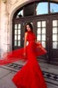 Oksana Mukha Robes De Bal Rouges Longueur De Plancher En Dentelle Applique Perlée Robe De Soirée Sirène Avec Col Haut Plumes Robes De Soirée Formelles