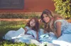 2020素敵なふくらんでいる花の女の子の女の子の服が結婚式のイリュージョンレース3Dアップリケノースリーブの母と娘のドレスの女の子のページェントのガウン