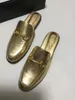 pantofole in pelle d'oro