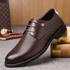 Été mode formelle hommes chaussures poinçon dentelle respirant creux affaires robe chaussures en cuir véritable sandales décontractées Oxfords rty67