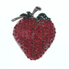 100 st/mycket söt röd strass Strawberry Brosch Pin Zinc Eloy Fruit Shape Brosches med säker stift
