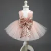 2022 Sparkly Seqyined Bow Robe De Fille De Fleur Courte Dentelle Appliqued Fomal Litlle Robes De Fille Pas Cher Tulle Princesse Fille Anniversaire Robe De Mariage