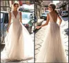 2019 Ny Berta Lace Bröllopsklänningar Backless V Halsband Illusion Bodice Golvlängd Sexiga Öppna Bak Brudklänningar