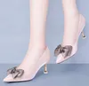 Новый сезон дизайнер роскошь леди сексуальная шпилька каблуки женские боути насосы туфли T сцена шоу свадебные вечеринки туфли высочайшего качества моды