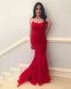 Nouvelle mode rouge sirène bal sexy spaghetti en dentelle satin applique fleurs sans manches sweep robes de soirée robes arabes robes arabes