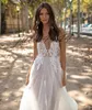 2019 Billiga Sexiga Beach Bröllopsklänningar Bohemian Deep V Line Sheer Neck Tulle Lace Applique Wedding Dress Bridal Gowns Boho