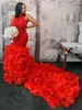 Encantadores vestidos de novia de sirena de encaje rojo Tallas grandes con volantes Cuello halter Vestidos de novia Tren de barrido Organza Trompeta robe de mari￩e