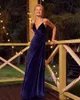 エレガントなベルベットのイブニングドレス2020ディープVネックの正式なプロムのガウンクリスクロスストラップバックカスタム滑走路ファッションドレス