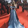 2020 Sky Blue Satin Ball Kappa Lång Prom Klänningar V Nacke av axeln High Slit Cannes Film Festival Vestidos de Gala Klänning Elegant