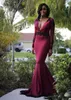 Nya Långärmade Prom Klänningar Mermaid Deep V Neck Black Lace Appliques Crystal Pärlor Burgundy Open Back Formal Afton Dress Party Dress