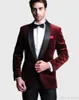 Ny stilig en knapp mörk röd sammet brudgum tuxedos sjal lapel groomsmen bästa man bröllop prom middag kostymer (jacka + byxor + slips) 202