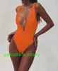 Günstiger einteiliger Damen-Badeanzug mit Leopardengürtel und Gürtelschnalle in einem Bikini-Anzug. Mädchen-Damen tragen flexible, stilvolle Bikinis, Damenmode
